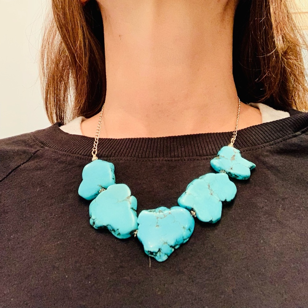 2/$15 Women’s costume necklace w/blue topaz like stones